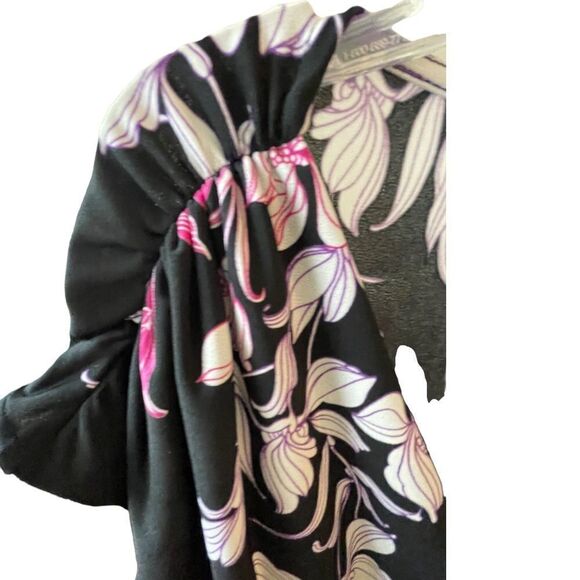 DARK FLORAL BLACK DRESS WITH GATHERED CAP SLEEVES - Picture 3 of 7